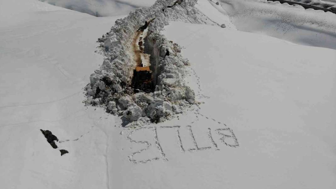 Bitlis'te '6 metrelik' karla amansız mücadele sürüyor: İş makineleri kayboldu 5